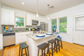 East Downtown Private Restored Historic Apartment_